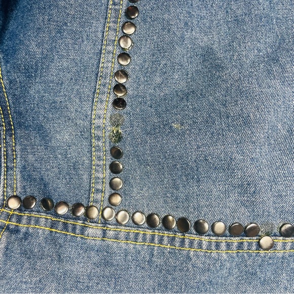 Upcycled ranbeeri blue jeans jacket with rivets and punch rock patch’s XL stars - Picture 3 of 8